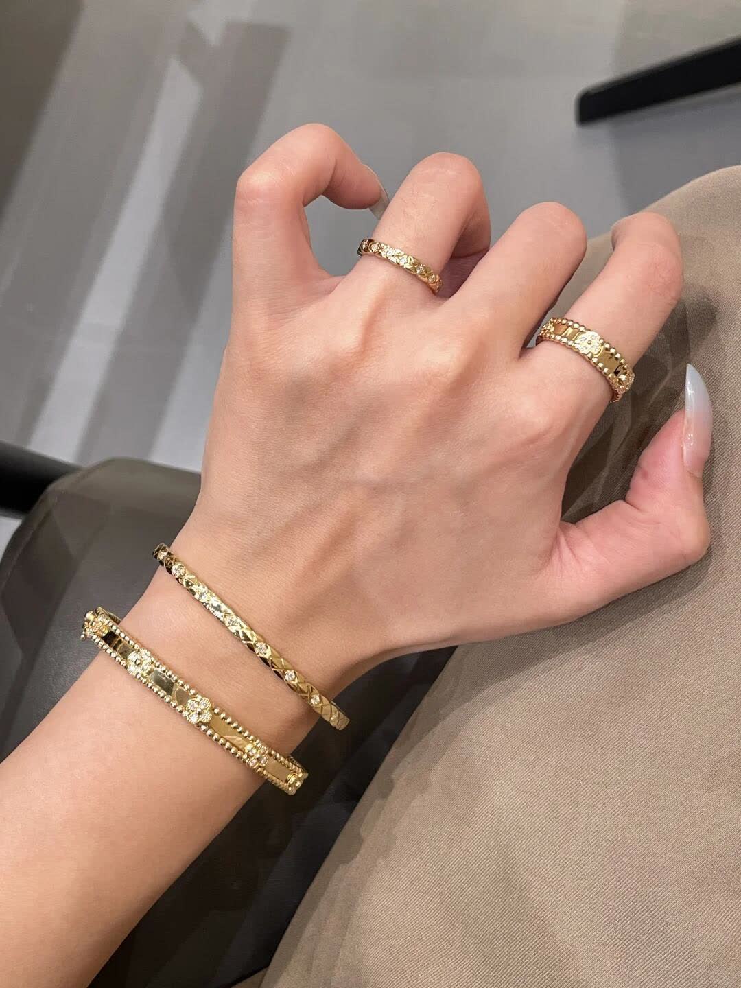 Van Cleef & Arpels Gold Plated Flower Pattern Bangles Set